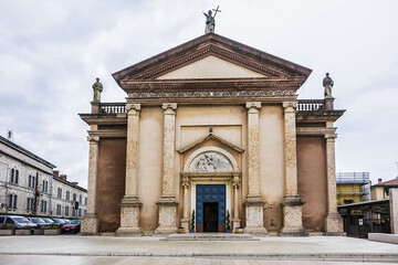 Obraz premium View of the San Martino church (Chiesa Parrocchiale di San Martino Vescovo) from the square of Ferdinando di Savoia. Peschiera del Garda - town and commune in province of Verona, Italy.