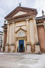 Obraz premium View of the San Martino church (Chiesa Parrocchiale di San Martino Vescovo) from the square of Ferdinando di Savoia. Peschiera del Garda - town and commune in province of Verona, Italy.