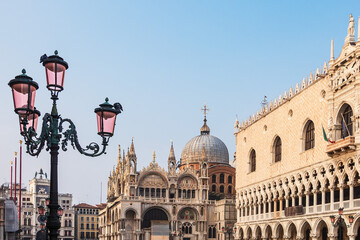 Blick auf den Dogenpalast und die Markuskirche in Venedig, Italien