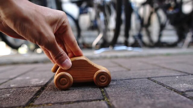 木製の車を押す人の手