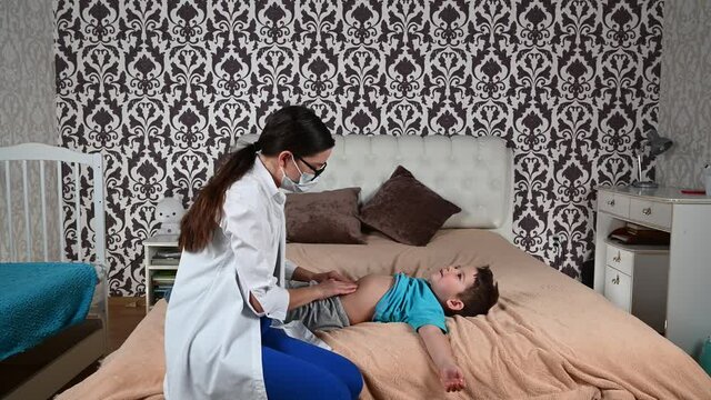 The child has a stomach ache, the doctor checks 