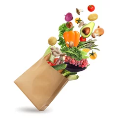 Fotobehang Papieren zak met groenten en fruit op witte achtergrond. Vegetarisch eten © New Africa