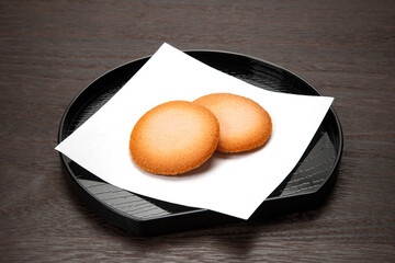 半月盆と懐紙にのせたクッキー