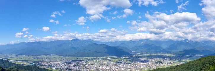 夏、鷹狩山の展望台から見た大町市 パノラマ 長野県