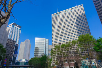 晴れ渡った虎ノ門交差点から霞が関のビル群