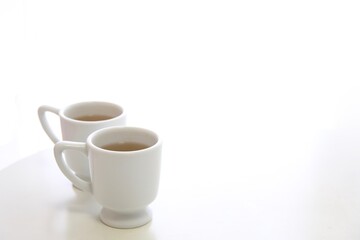 お茶が入ったペアのカップ