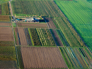 vue aérienne d'une cueillette à Jumeauville dans les Yvelines en France