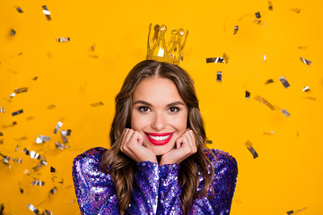 Photo portrait of overjoyed young woman cheerful wearing golden crown smiling isolated bright...