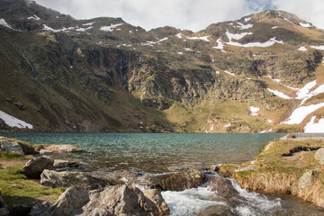 Fototapeta na wymiar lago entre montañas