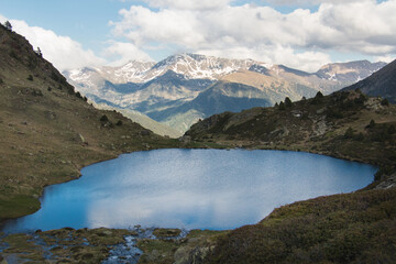 Fototapeta na wymiar lago con montaña de fondo y cielo azul