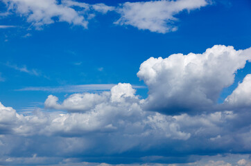 Obraz premium Blue sky background with cumulus clouds