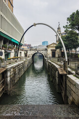 Fototapeta premium View of Piovego canal and Porte Contarine. Porte Contarine, inspired by model of Leonardo da Vinci, built by Venetians in 1526, served to overcome water level of Piovego canal. Padua, Veneto, Italy.