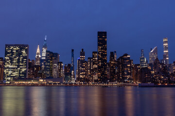 Obraz na płótnie Canvas Nighttime Midtown Manhattan Skyline along the East River in New York City