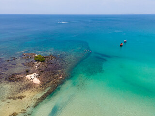Obraz premium Aerial view of nature tropical paradise island beach enjoin a good summer beautiful time on the beach with clear water and blue sky in Koh kood or Ko Kut, Thailand.