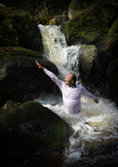 Yogapose diagonal zum Licht