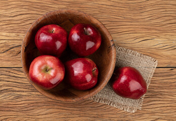 Fototapeta na wymiar Red apples in a bowl over wooden table