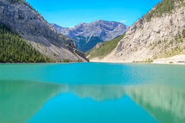 Naklejka na ściany i meble Majestic mountain lake in Canada.