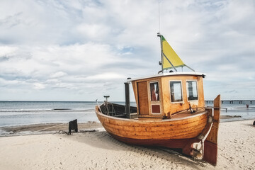 Fischerboot am Ostseestrand