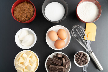 Ingrédients pour la préparation d'un gâteau au chocolat vue de haut