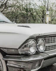 Precioso y antiguo coche clásico de color blanco procedente de Estados Unidos