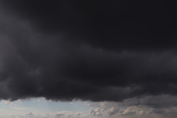 Obraz premium Sky with heavy rainy clouds on grey day