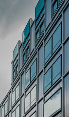 Vistas de un edificio con ventanas de marco redondeado desde abajo. Arquitectura contemporánea,...