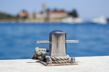 Obraz premium Closeup shot of an iron bollard on a pier