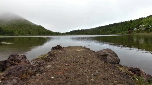 Time lapse su un lago delle isole azzorre in una giornata umida e piovosa con la nebbia che tende a coprire il panorama