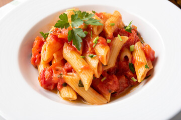 Piatto di penne all'arrabbiata, tipico piatto della Cucina Italiana 