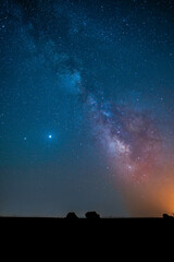 Vía láctea con planeta en el horizonte © Mac Estudio