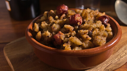 Migas de pan o de harina, plato típico de la dieta mediterránea que se toma normalmente los días de lluvia y frio, también se acompaña con fruta