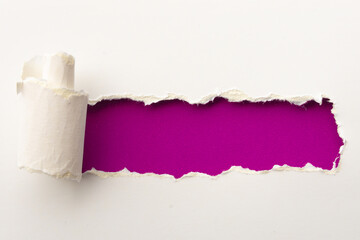 Pequeño cartel en papel rasgado, textura papel de colores