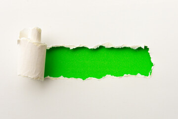 Pequeño cartel en papel rasgado, textura papel de colores