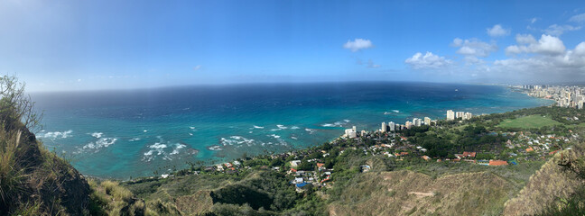 Obraz premium Pacific Ocean view from the top of Diamond Head, ‎⁨Hawai'i⁩, ⁨United States⁩, ⁨Mamala Bay⁩