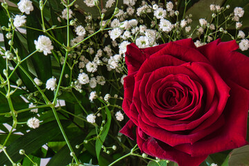 Ein Blumenstrauß mit roten Rosen 