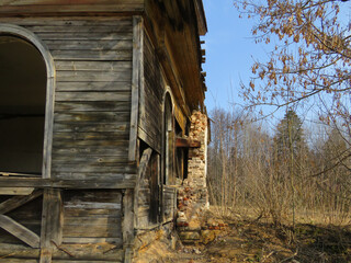 Fototapeta na wymiar An old abandoned building on a sunny day.