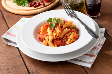 Piatto di penne all'arrabbiata, tipico piatto della Cucina Italiana 