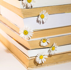 libri con fiori come ferma pagine