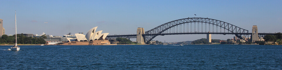 Fototapeta na wymiar Sydney Harbor Bridge and Opera House.