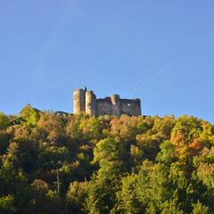 Carré château de Najac (12270)  au sommet de la forêt, département de l'Aveyron en région Occitanie, France