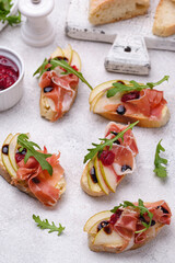Toasts with pear and prosciutto