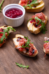 Toasts with pear and prosciutto