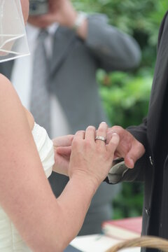 Zwei Hände mit Ring bei der Hochzeit
