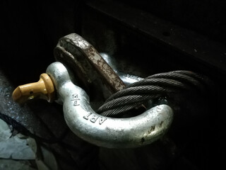 The lifting shackle is wound for lifting the load. Docker. Ship repair. Lifting load., Gripping device.