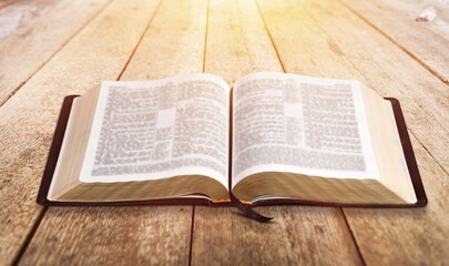 Obraz premium Open vintage christian bible on desk