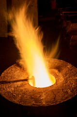 Fundicion artistica de bronce en el horno