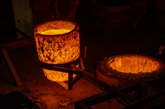 Fundici&oacute;n art&iacute;stica de bronce, horno junto a crisol