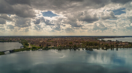Fototapeta premium panoramica mantova dal lago di mezzo
