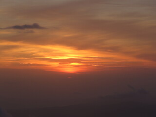 atardecer en las nubes desde el avion