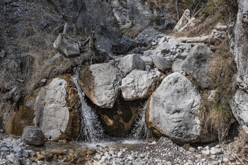 Felsen im Wildbach mit Wasserfall